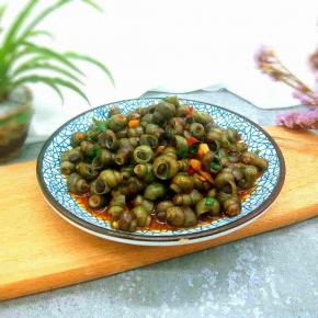 追剧再好不过了，再来一罐啤酒。