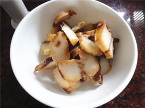 腊肉切片备用。