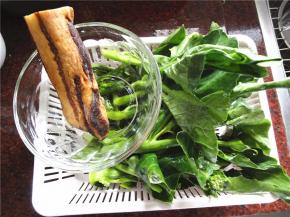 食材：腊肉一段，芥兰500克。
