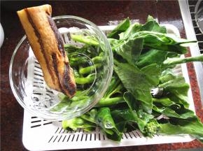 食材：腊肉一段，芥兰500克。