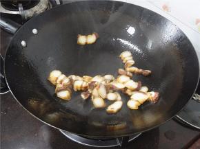烧红炒锅，加入腊肉，翻炒出油。