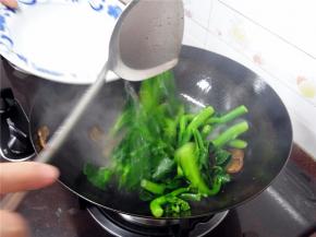 加入芥兰，翻炒。