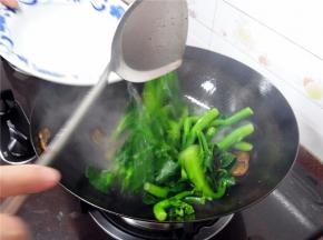 加入芥兰，翻炒。