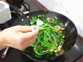 加入适量的盐调味。