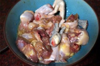 鲜鸡切块，然后用少许油盐糖酱油豆粉调味腌制20分钟。（这段时间可以先炒其他菜哦！）