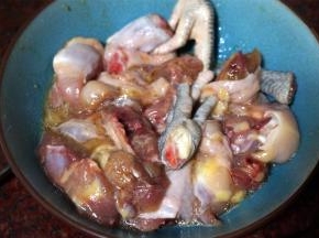 鲜鸡切块，然后用少许油盐糖酱油豆粉调味腌制20分钟。（这段时间可以先炒其他菜哦！）