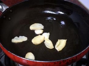 烧红锅后，加入少许花生油，然后加入姜片，爆出姜味。