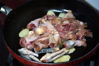 加入鸡肉，快速翻炒片刻。