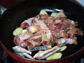 加入鸡肉，快速翻炒片刻。