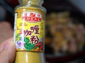 炒至鸡肉微微发白的时候，加入半瓶子的咖喱粉。（个人认为多加才有咖喱味哦）