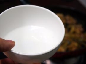 加入半碗清水。