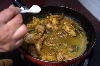 加入1勺子食盐，2勺子砂糖。