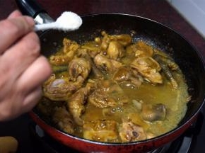 加入1勺子食盐，2勺子砂糖。