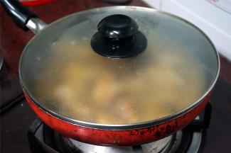 盖锅，大火煮两三分钟左右。