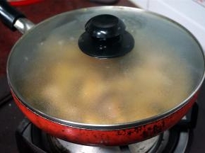 盖锅，大火煮两三分钟左右。