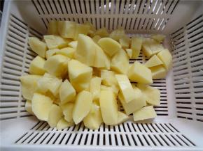 土豆去皮，拍裂后切块备用。