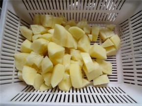 土豆去皮，拍裂后切块备用。