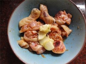 鸡腿用适量的油，盐，糖，酱油，豆粉调味腌制，姜片备用。