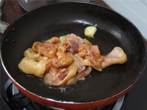 锅里下油，加入鸡腿肉。