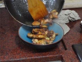 装起鸡腿肉备用。