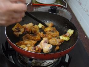 用筷子翻转鸡腿肉，煎香。
