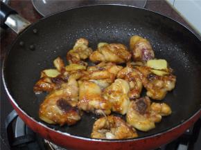 慢火，烘熟鸡腿肉。