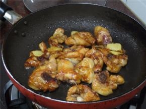 慢火，烘熟鸡腿肉。