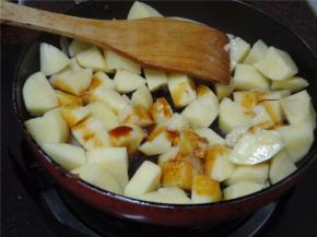 加入适量的酱油。