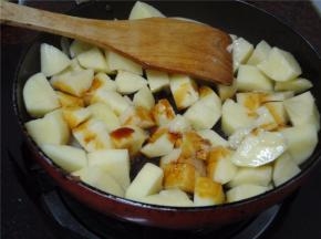 加入适量的酱油。