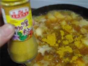 加入适量的咖喱粉（适当加多点，香一点）。