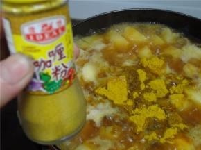 加入适量的咖喱粉（适当加多点，香一点）。