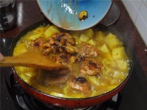 加入鸡腿肉，搅拌均匀。