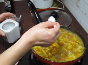 加入适量的盐和糖，煮8分钟。