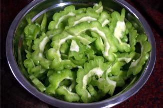 食材，凉瓜，切片。