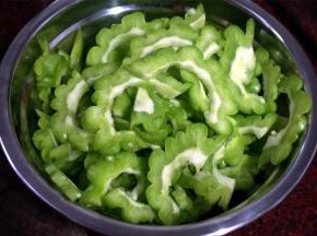 食材，凉瓜，切片。