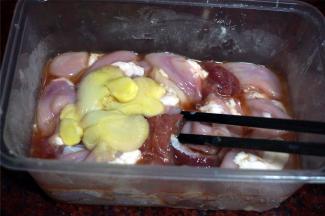 粉肠买回来后用食盐和豆粉彻底洗净，切段，用适量的盐糖油腌制，同时切几片姜片放在上面去腥。