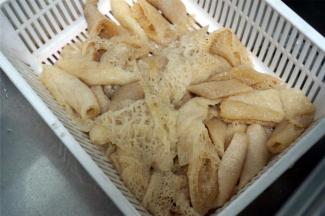 食材竹荪，浸泡湿润开来后，每个切成两段备用。