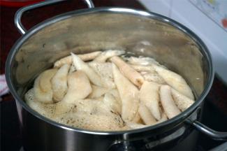 烧半锅清水，水开后，加入竹荪。