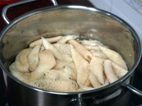 烧半锅清水，水开后，加入竹荪。