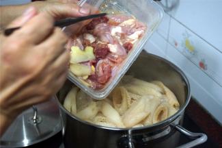 然后加入粉肠，盖锅，大火煮。