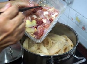 然后加入粉肠，盖锅，大火煮。