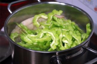 水再次烧开后加入凉瓜，再次盖锅煮8分钟左右。