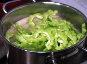 水再次烧开后加入凉瓜，再次盖锅煮8分钟左右。