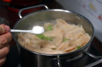 加入2勺子食盐调味，熄火。