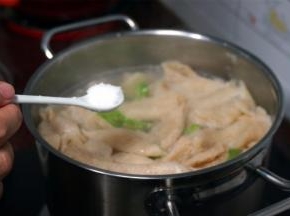 加入2勺子食盐调味，熄火。
