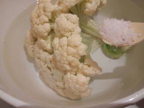 盘里放清水，加点盐，花菜泡5分钟