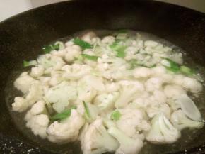 锅里水开，放花菜焯水