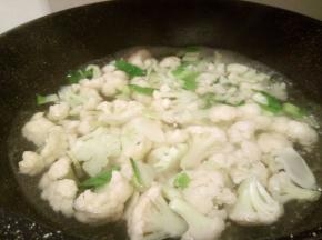 锅里水开，放花菜焯水