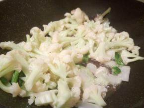 热锅热油，炒香蒜泥，开大火，下花菜翻炒