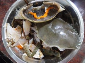 蟹两只，处理好，备用。